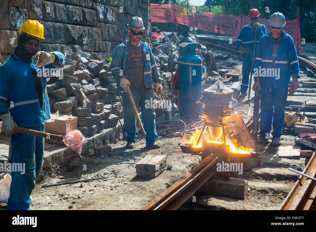 RIO DE JANEIRO - le 24 mars 2016 : Ouvriers du chemin de fer métallique de chaleur pour le nouveau trackwork bonde à Santa Teresa. Banque D'Images