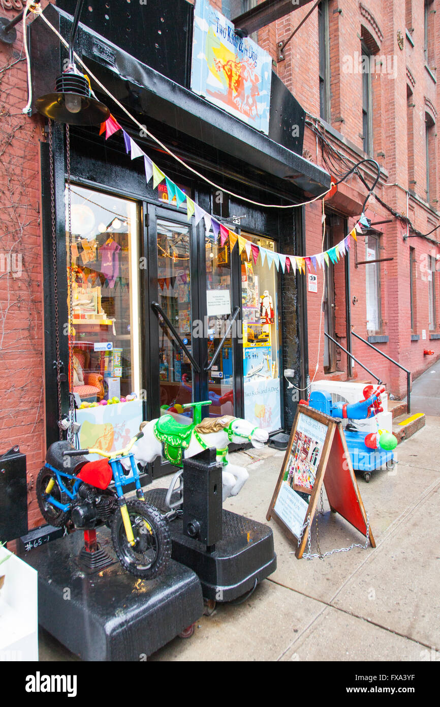 Deux enfants et un chien toy store , Pearl Streel, Dumbo, Brooklyn, New York, États-Unis d'Amérique. Banque D'Images