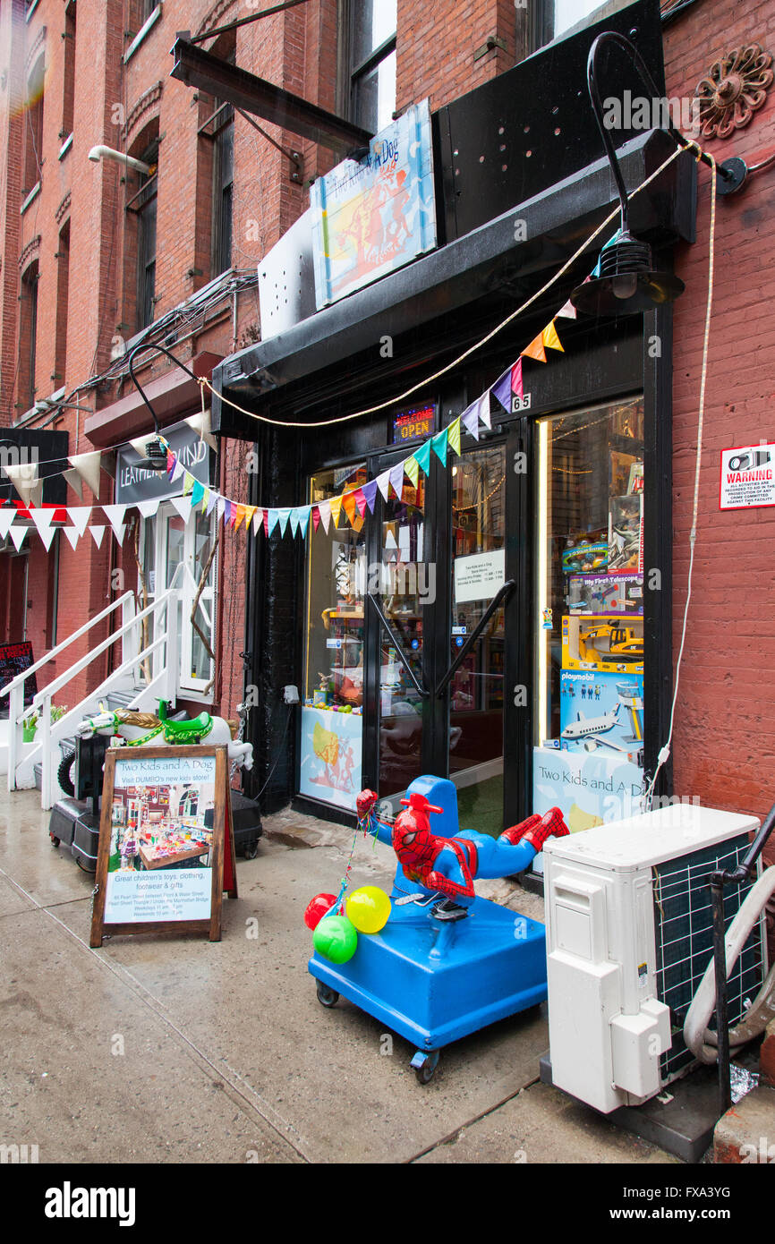 Deux enfants et un chien toy store , Pearl Streel, Dumbo, Brooklyn, New York, États-Unis d'Amérique. Banque D'Images