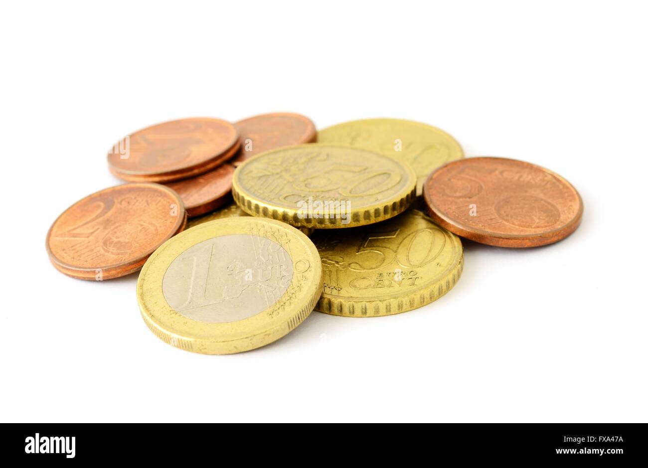 La pile des pièces en euros dans divers valeur nominale sur un fond blanc. Banque D'Images