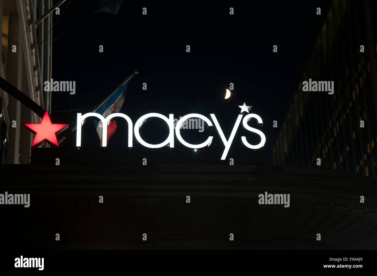 Macy' signe de nuit avec lune signe à côté de la ville de New York. Banque D'Images