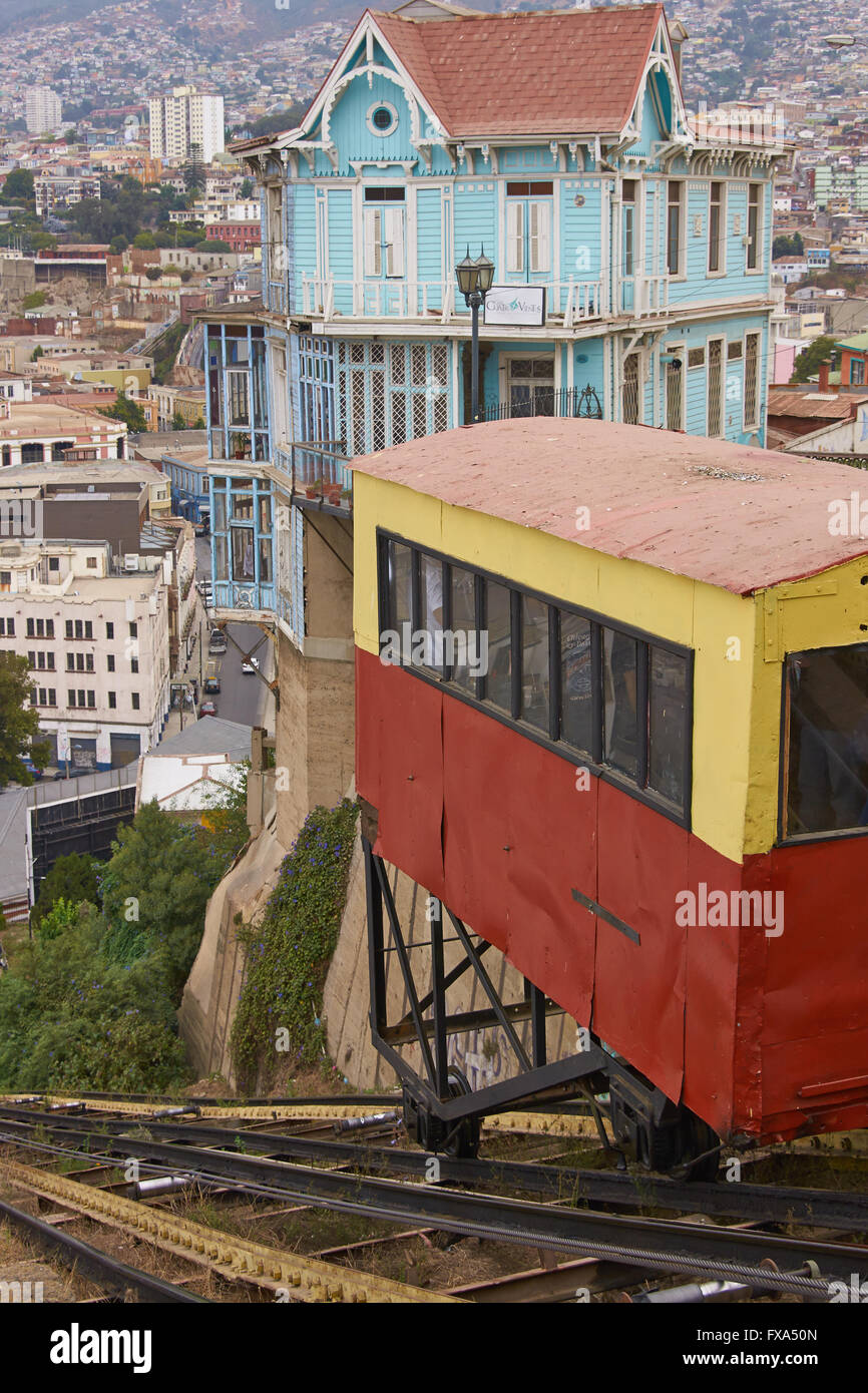 Ascensor Artilleria sur une pente de colline dans la ville portuaire de Valparaiso au Chili. Banque D'Images