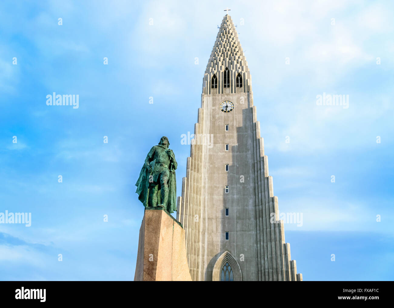 Statue de Leif Eriksson, Hallgrimskirkja en dehors de Reykjavik, Islande Banque D'Images