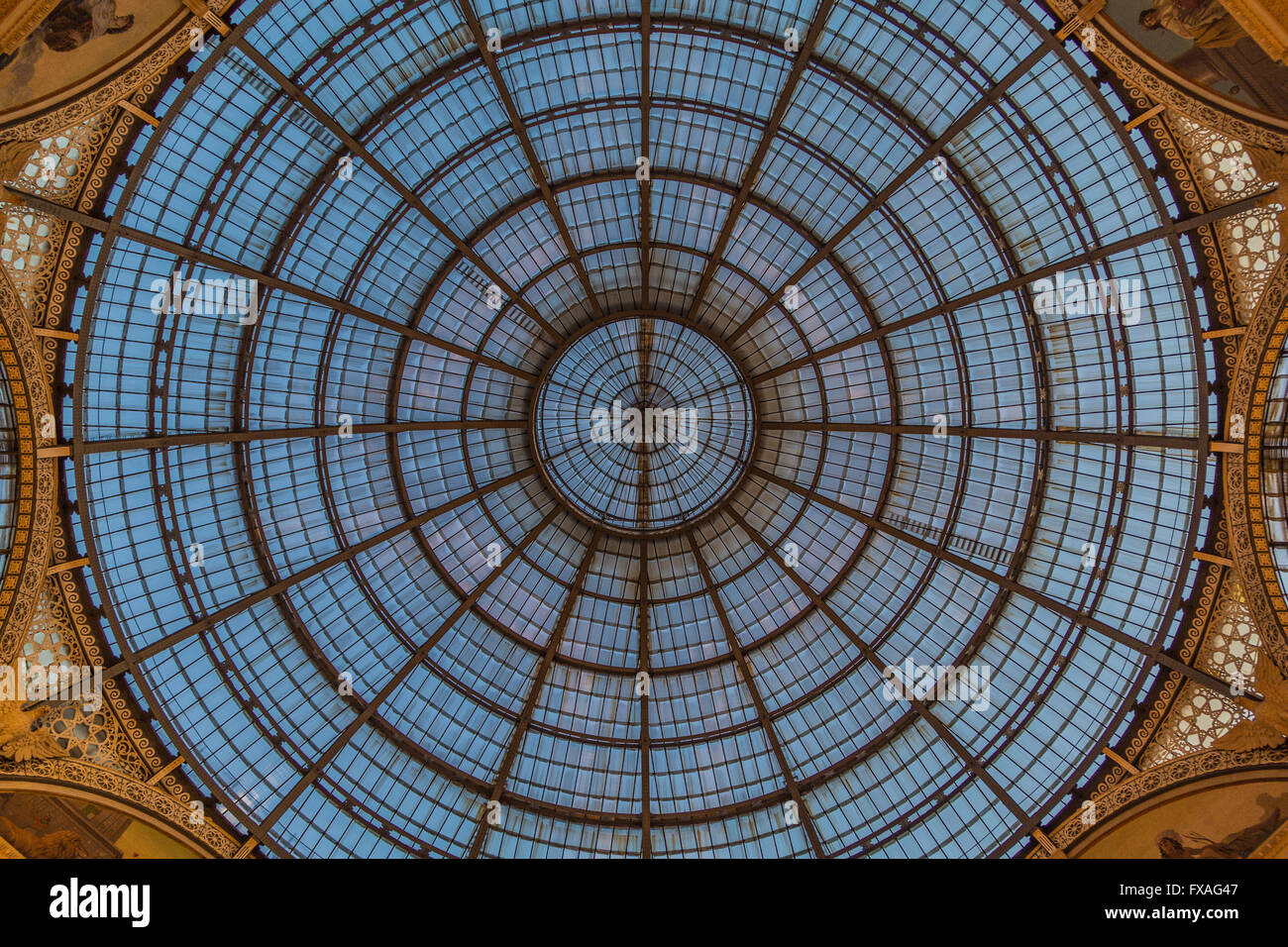 Dôme en verre sur l'octogone dans la Galleria Vittorio Emanuele II, Place de la cathédrale, la Piazza del Duomo, Milan, Italie Banque D'Images