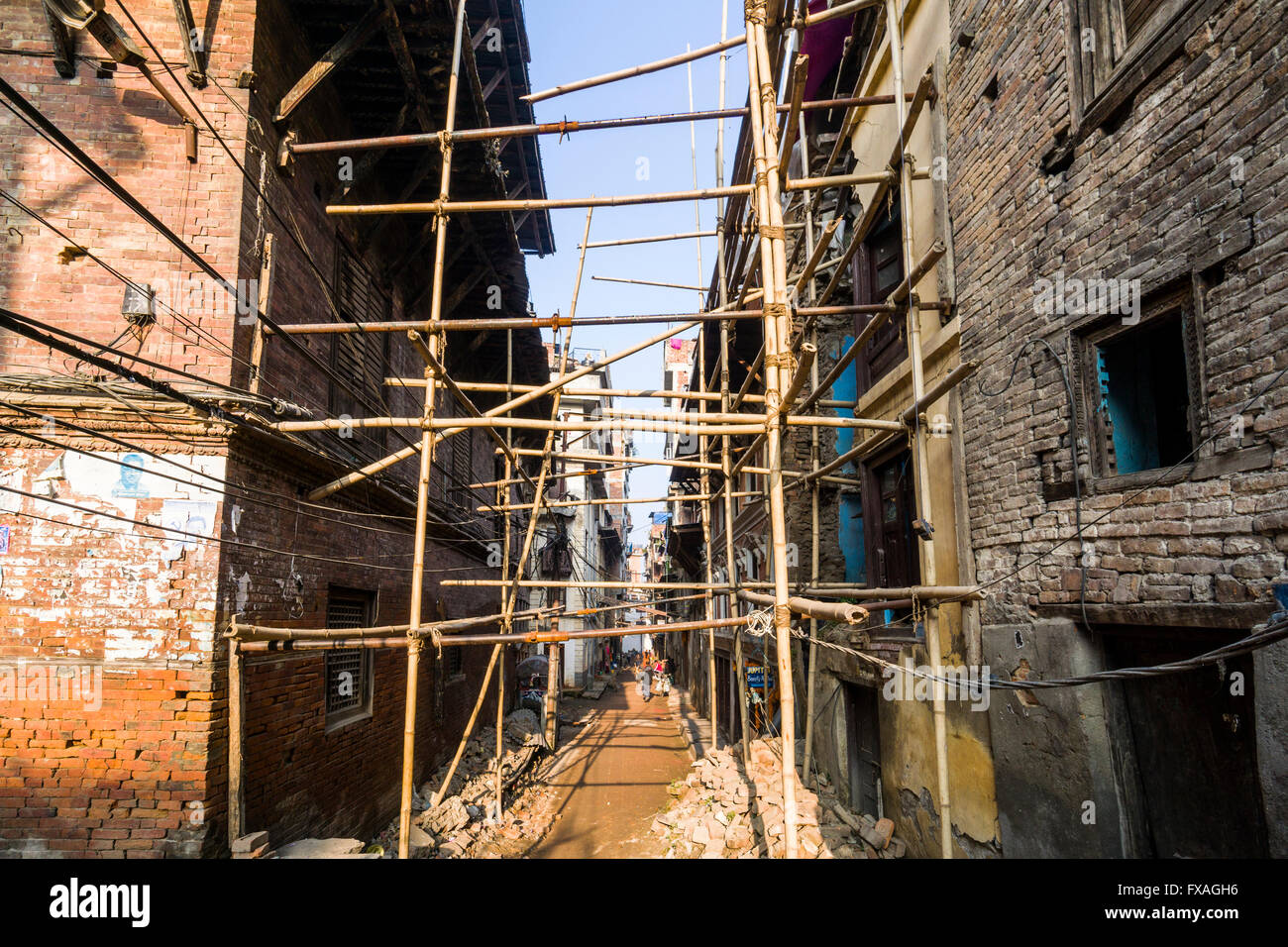 Maisons endommagées sont stabilisées par des perches en bambou après le séisme de 2015, Katmandou, Népal Banque D'Images