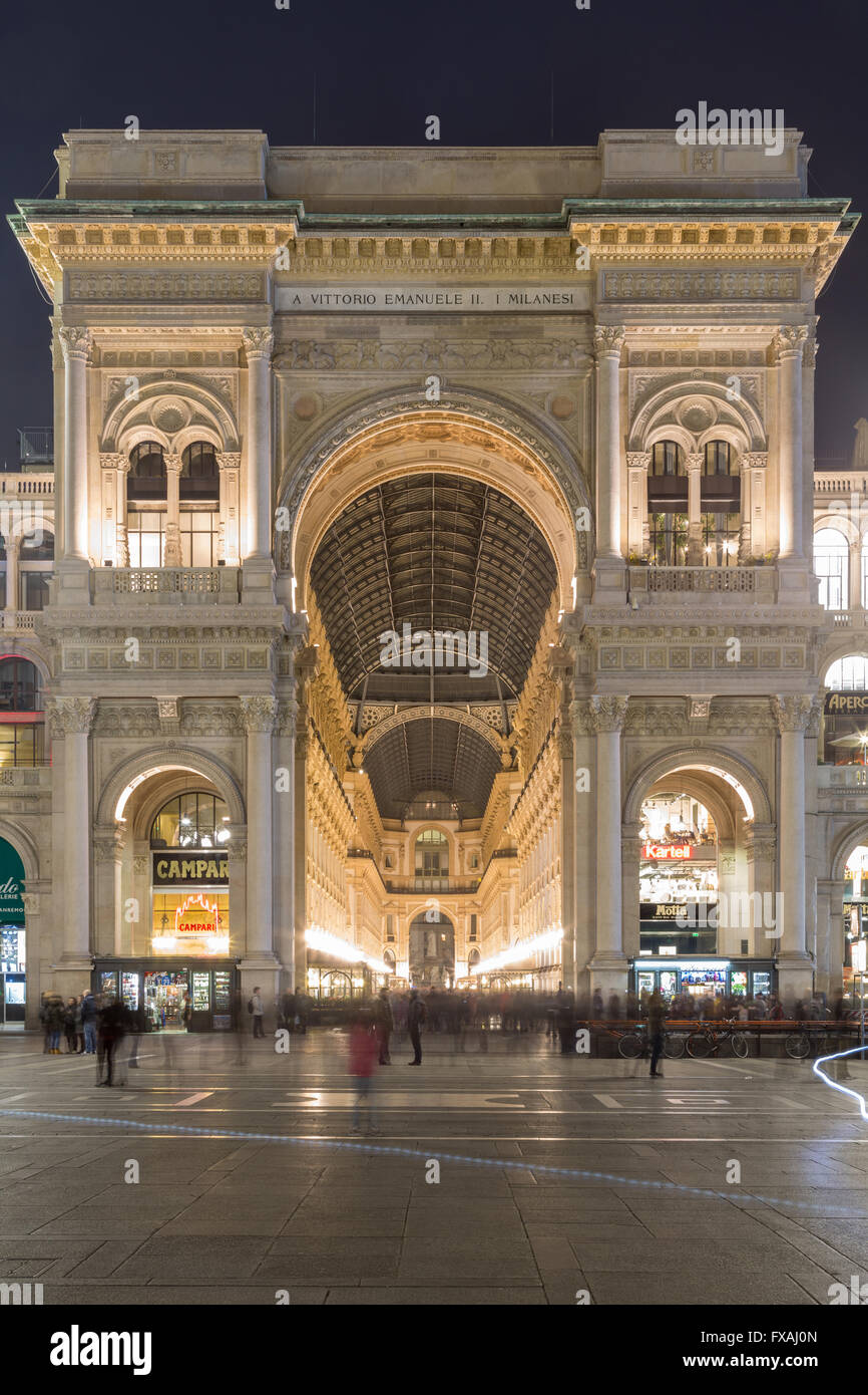 Arche à l'entrée de la galerie Vittorio Emanuele II, la nuit, la Piazza del Duomo, Milan, Italie Banque D'Images