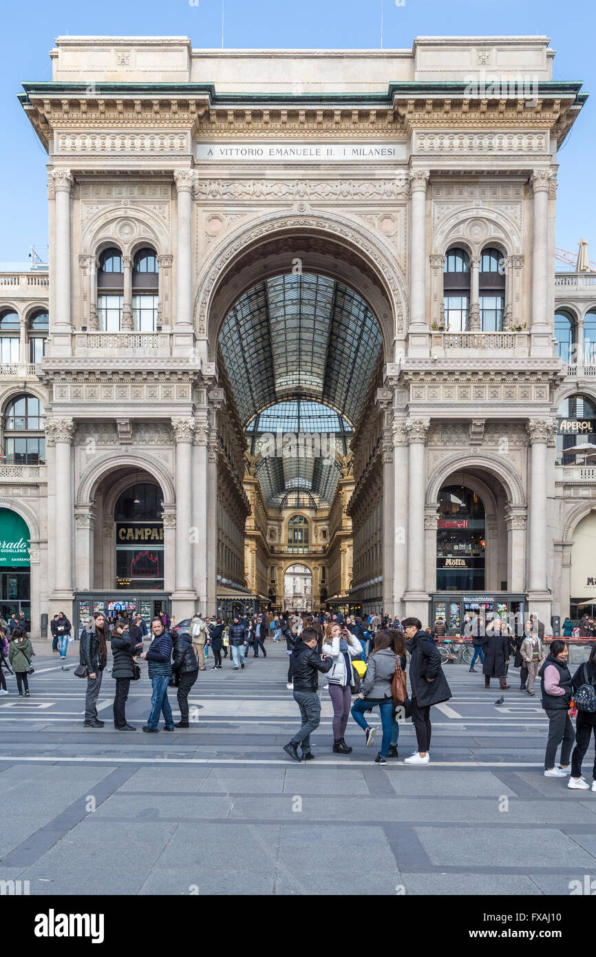 Arche à l'entrée de la galerie Vittorio Emanuele II, Place de la cathédrale, la Piazza del Duomo, Milan, Italie Banque D'Images