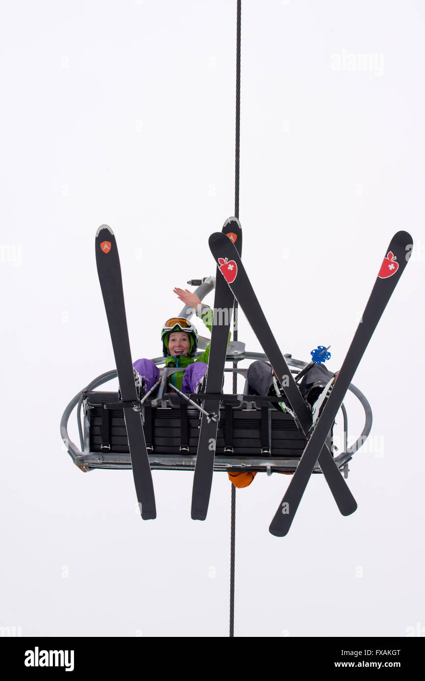 Low angle shot de skieurs sur le télésiège Pendentif Retour à les Grand Montets, Chamonix, France Banque D'Images