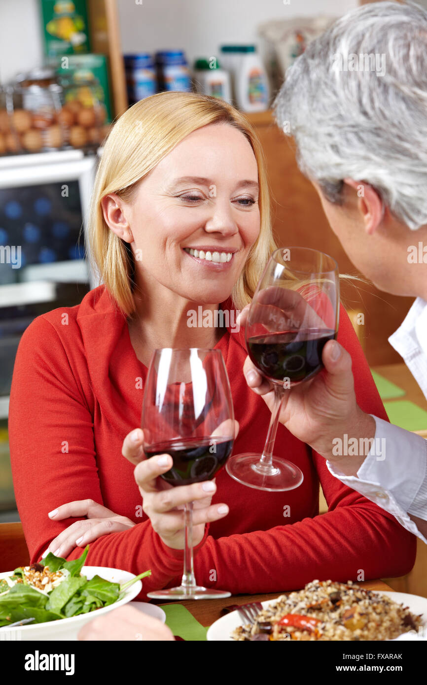 Happy senior couple drinking red wine in restaurant Banque D'Images