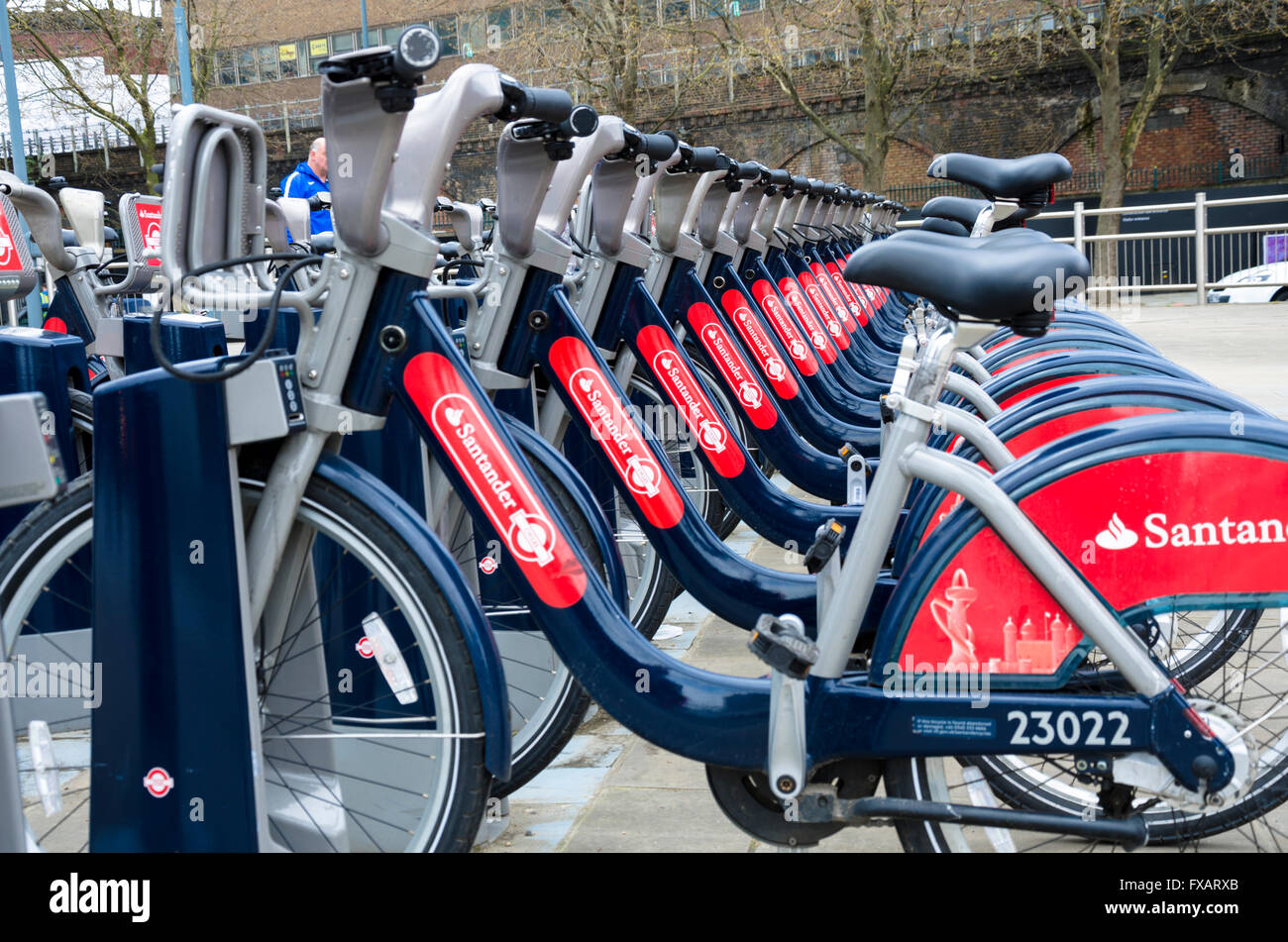 'Boris' prêt de vélos en location à la ville blanche dans une station Shepherds Bush, Londres. Banque D'Images