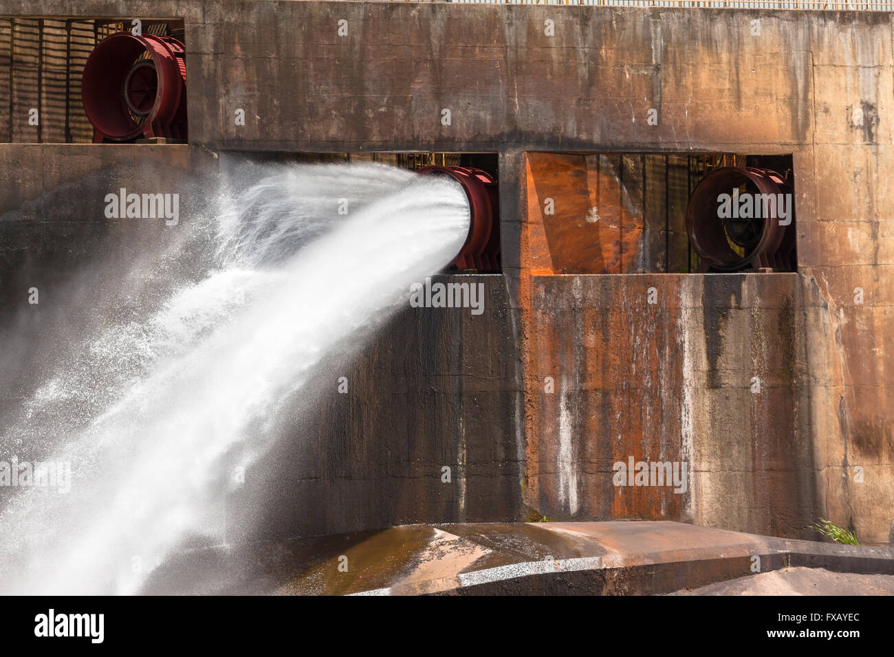Mur de barrage sleuth obturateurs à ouvrir l'eau qui coule vers l'aval Banque D'Images