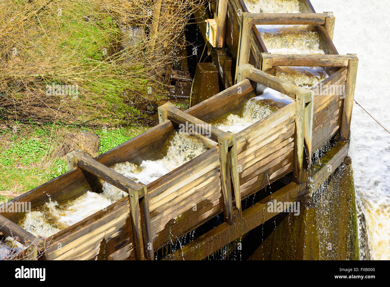 L'échelle à poissons en bois à l'eau à côté d'un débordement du réservoir. Cela permet de naviguer dans les poissons migrateurs dans les principaux obstacles w Banque D'Images