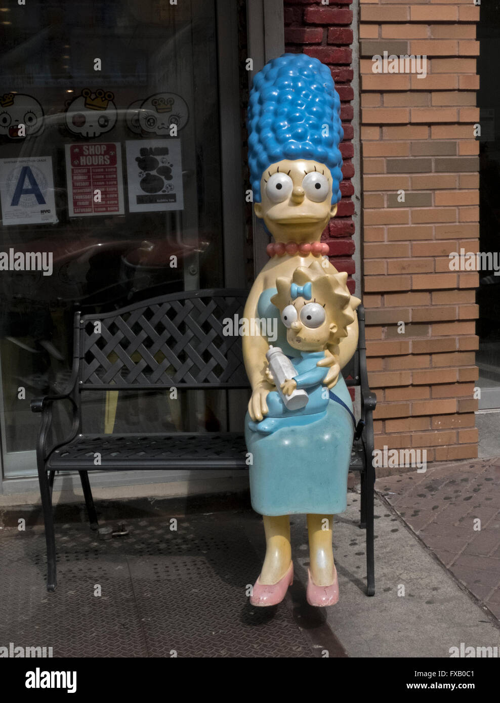 Une statue de Marge Simpson holding baby Maggie sur un banc à l'extérieur de Vivi bubble tea sur Hester Street dans le lower Manhattan. Banque D'Images