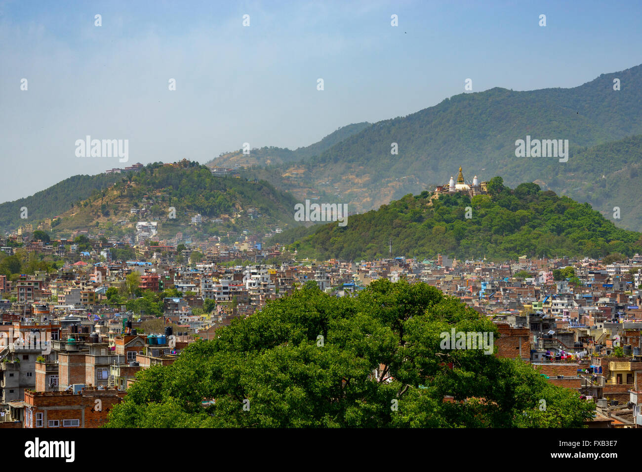 La ville de Katmandou et Swayambunath vu de Katmandou Durbar Square au Népal le 5 avril 2015 Banque D'Images