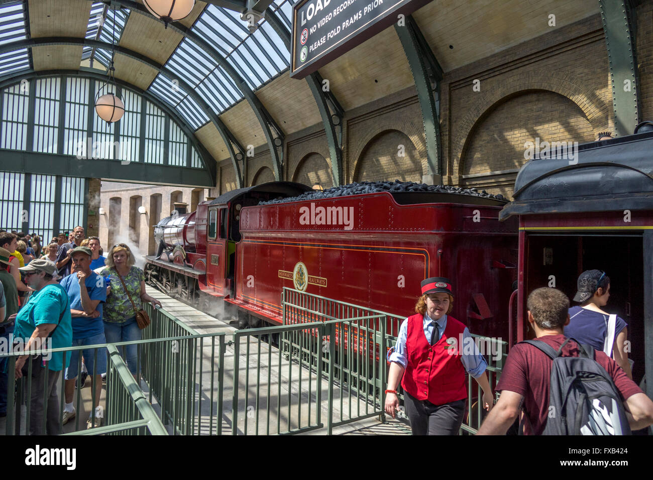 Les passagers prêts à bord du Train à vapeur de Poudlard Gare Universal Studios Florida monde magique de Harry Potter Banque D'Images