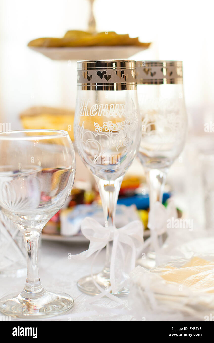 Mariage Décoration verres sur la table. Table avec une belle nappe blanche. Banque D'Images Mariage Décoration verres sur la table. Table avec une belle nappe blanche. Banque D'Images