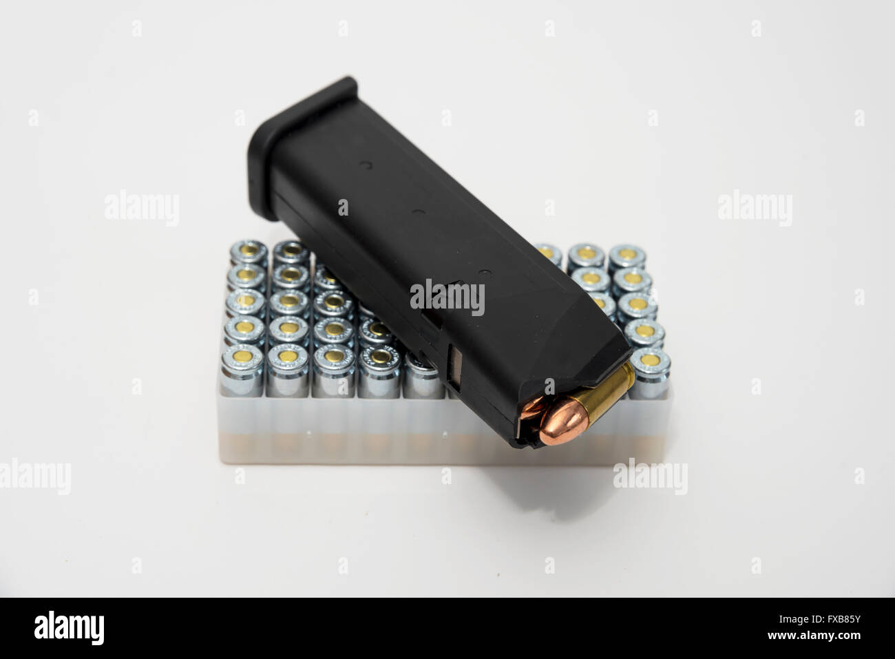 Clip chargé pour Glock 17 pistolet et le récipient avec cartouches en laiton Blazer Banque D'Images