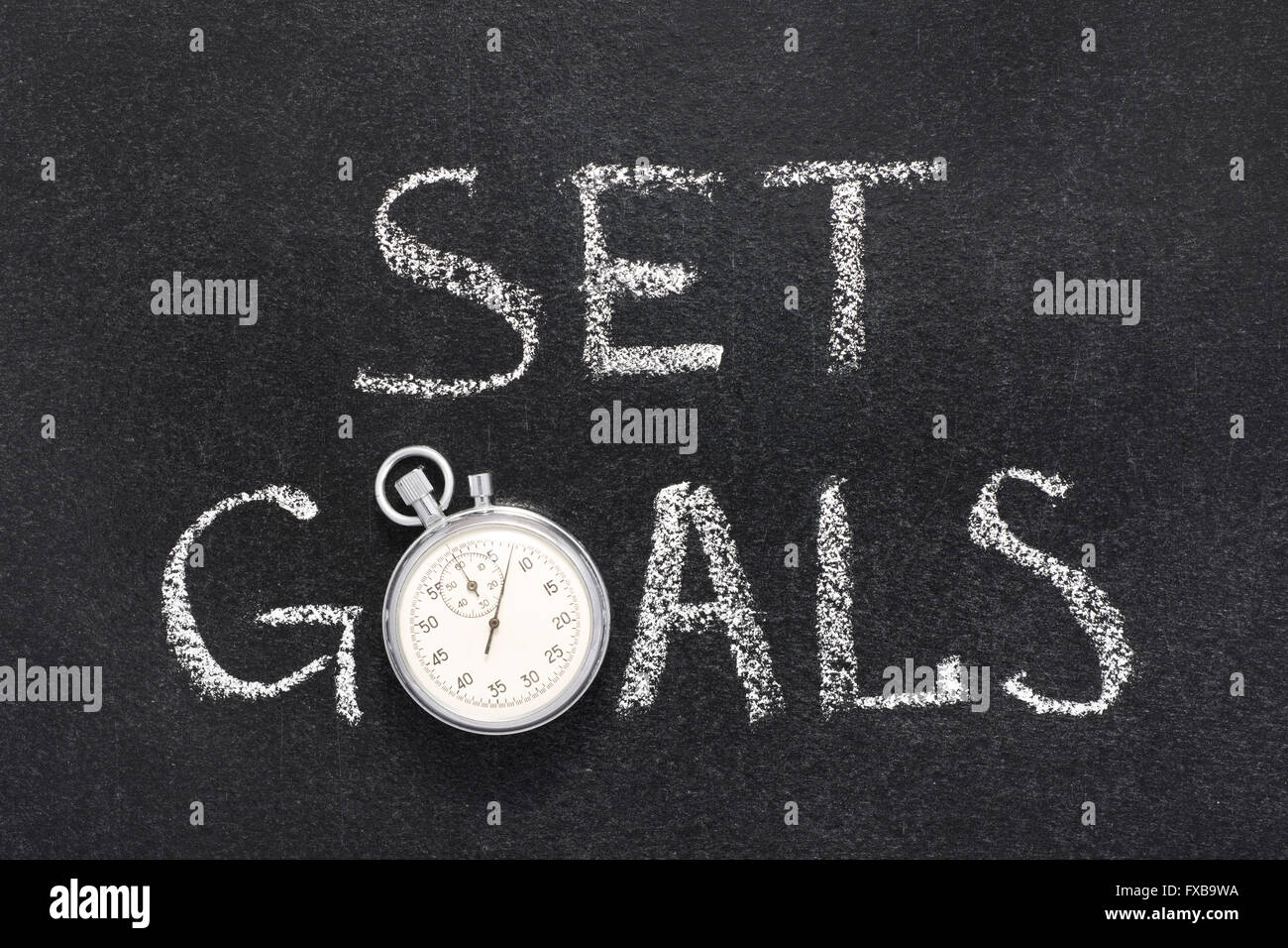 Définir des objectifs de phrase à la main sur tableau avec vintage chronomètre précis utilisé au lieu d'O Banque D'Images