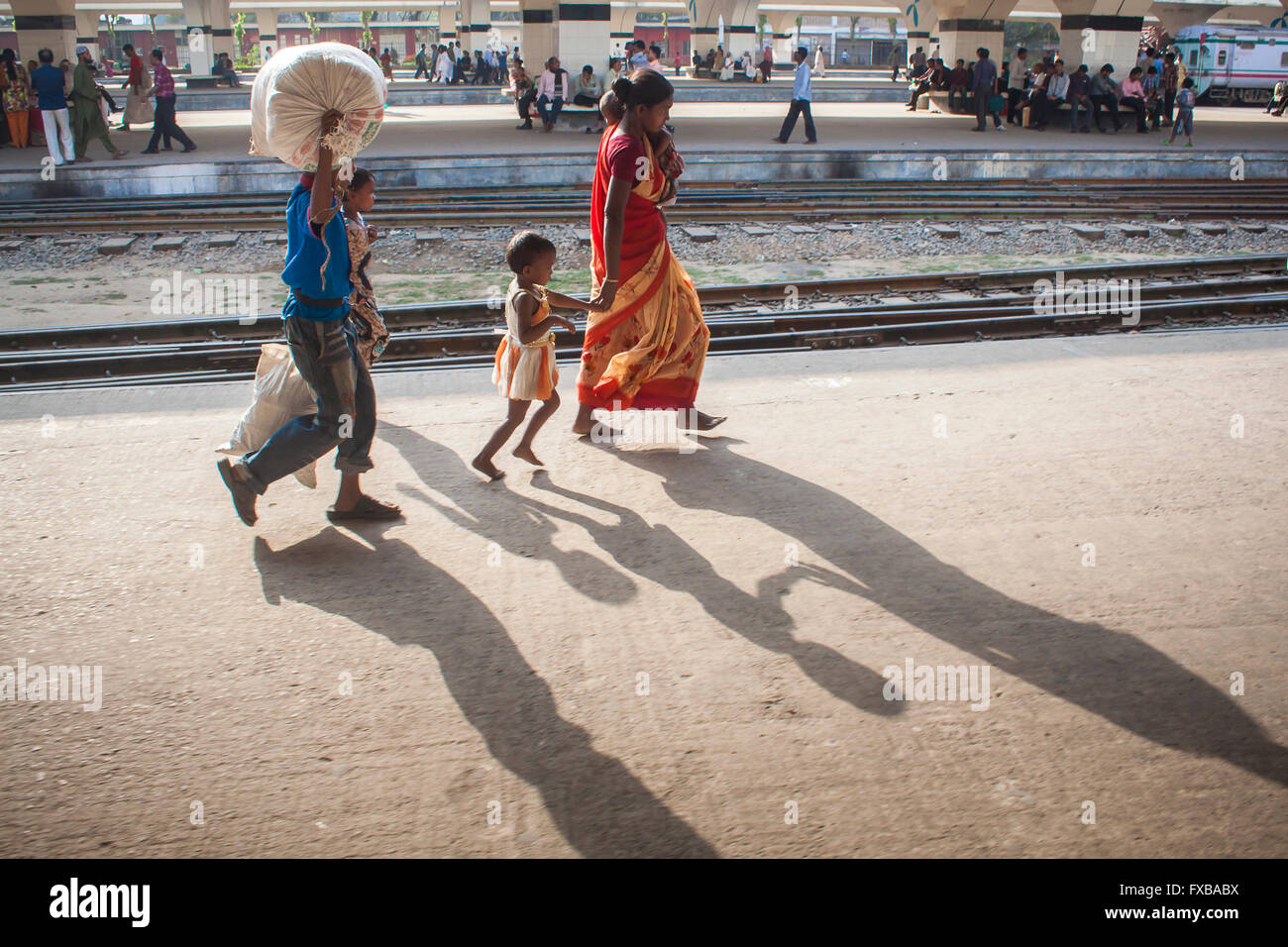 Les passagers en milieu rural en cours d'exécution pour un train à la gare de Kamalapur, Dhaka. Jahangir Alam © Onuchcha/Alamy Banque D'Images