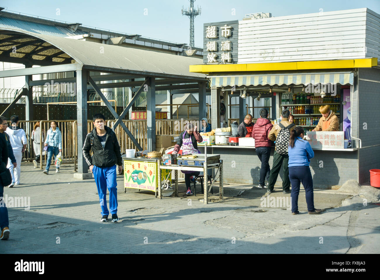 Stand de nourriture en plus light rail station, Beijing, Chine Banque D'Images