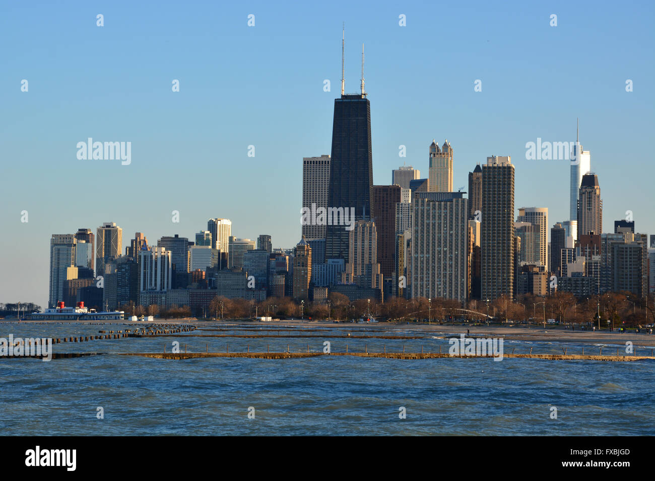 Le lac Michigan avec l'horizon de la ville de Chicago et John Hancock Building comme vu du lac/à Fullerton Avenue. Banque D'Images