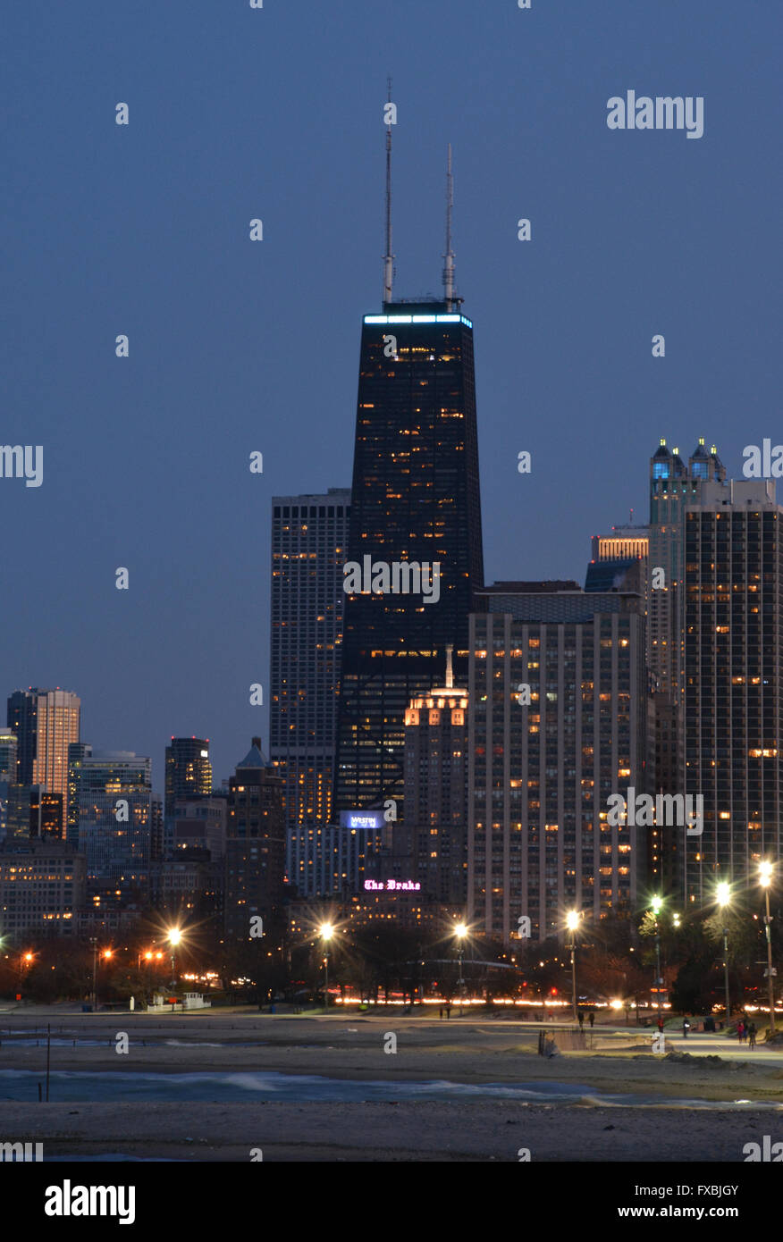 Le lac Michigan avec l'horizon de Chicago et John Hancock Building comme vu du lac/à Fullerton Avenue. Banque D'Images