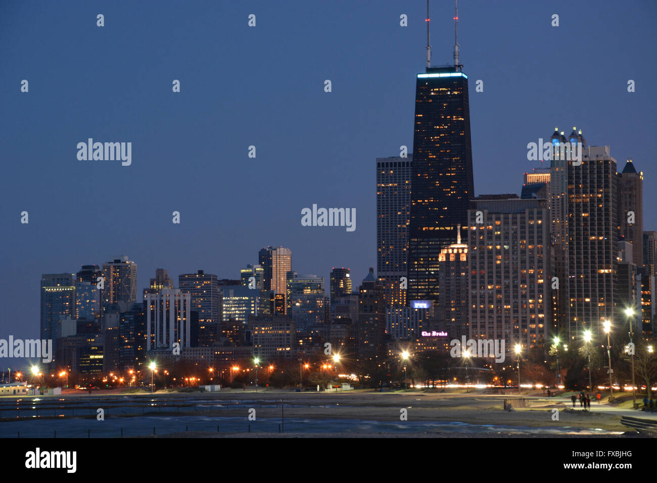 Le lac Michigan avec l'horizon de Chicago et John Hancock Building comme vu du lac/à Fullerton Avenue. Banque D'Images