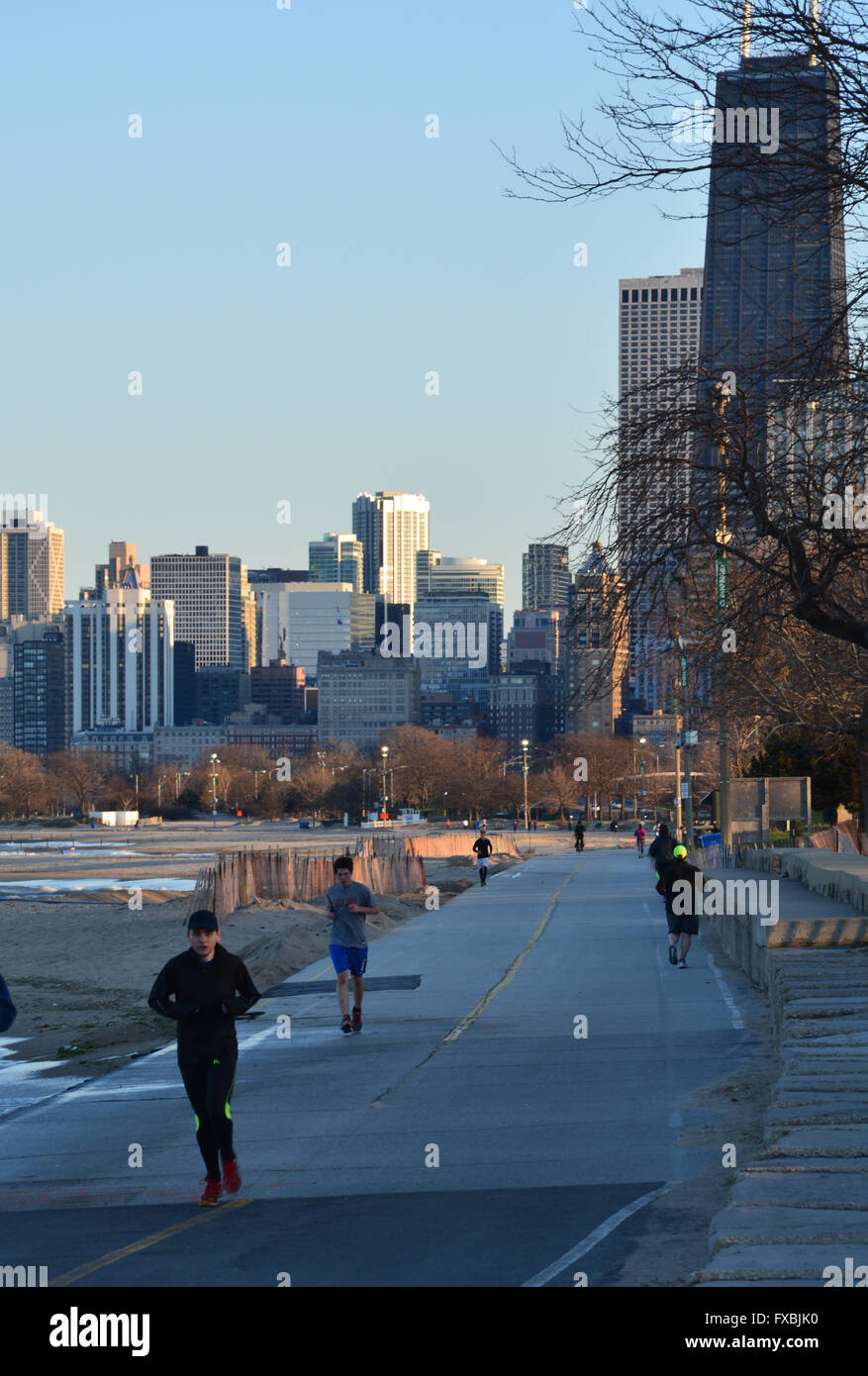 En regardant vers le sud sur le lac/jogging lors d'une soirée de printemps à Fullerton Avenue, Chicago, Illinois, USA. Banque D'Images
