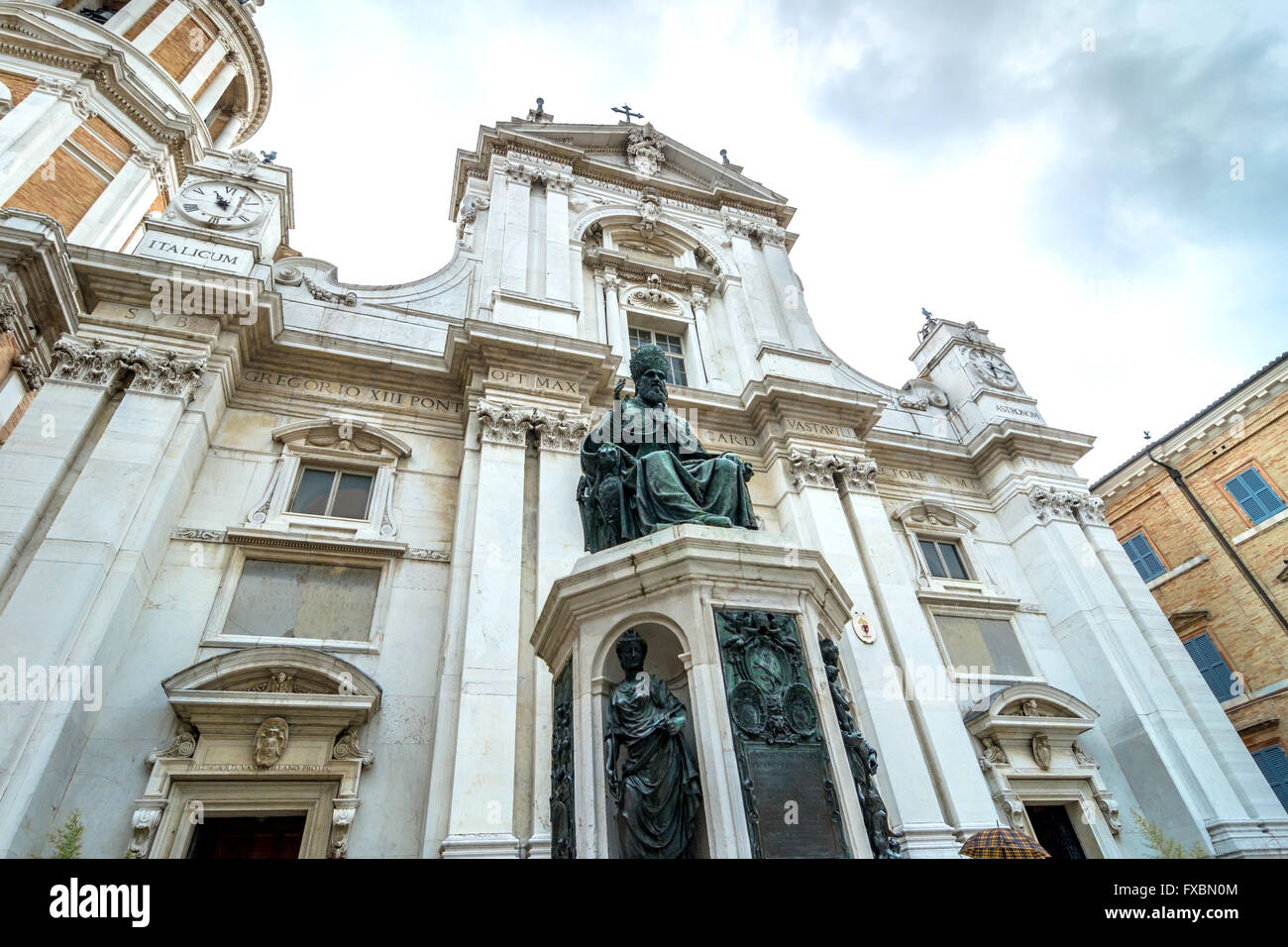 Façade du célèbre sanctuaire de la Sainte Maison de Loreto, l'église de l'Italie. Banque D'Images