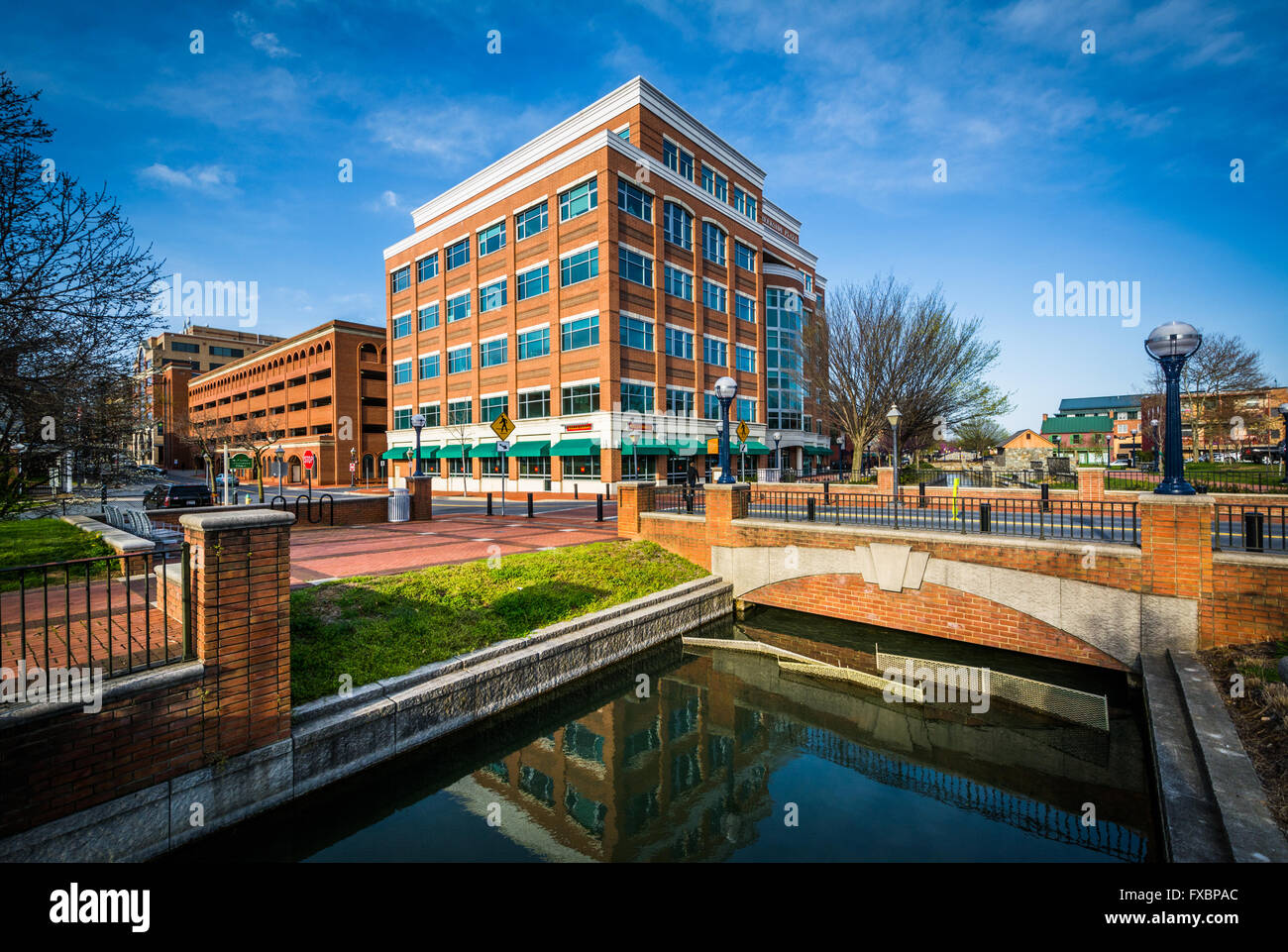 Bâtiment moderne et pont sur le ruisseau Carroll, au centre-ville de Frederick, Maryland. Banque D'Images