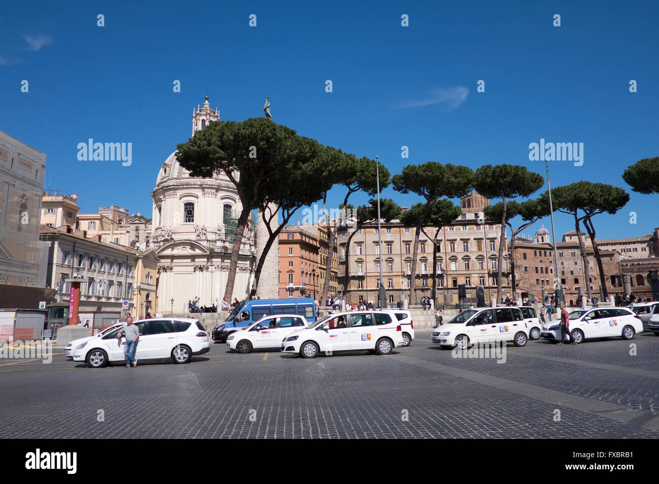 Des taxis blancs dans une ligne en attente pour les tarifs à Rome, Italie Banque D'Images