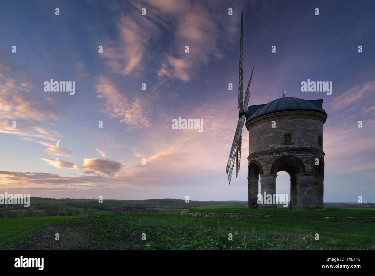 Chesterton éolienne dans la lumière de l'aube colorée un matin de décembre, Chesterton, Warwickshire, en Angleterre. Banque D'Images