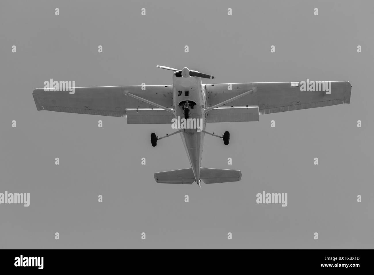 Vol avion hélice lumière avion deux places libre vers le haut Vue du ciel approche à l'atterrissage. Banque D'Images