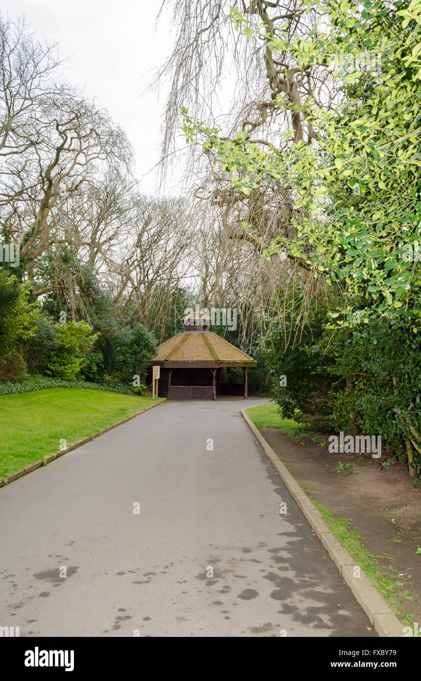 Pavillon bois abri dans Saltwell Park, Gateshead Banque D'Images