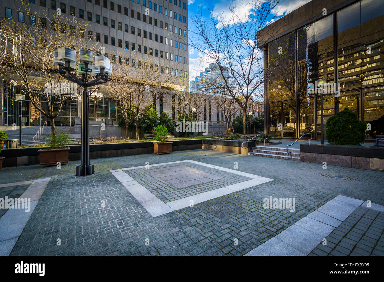 Bâtiments et Plaza dans le centre-ville de Baltimore, Maryland. Banque D'Images
