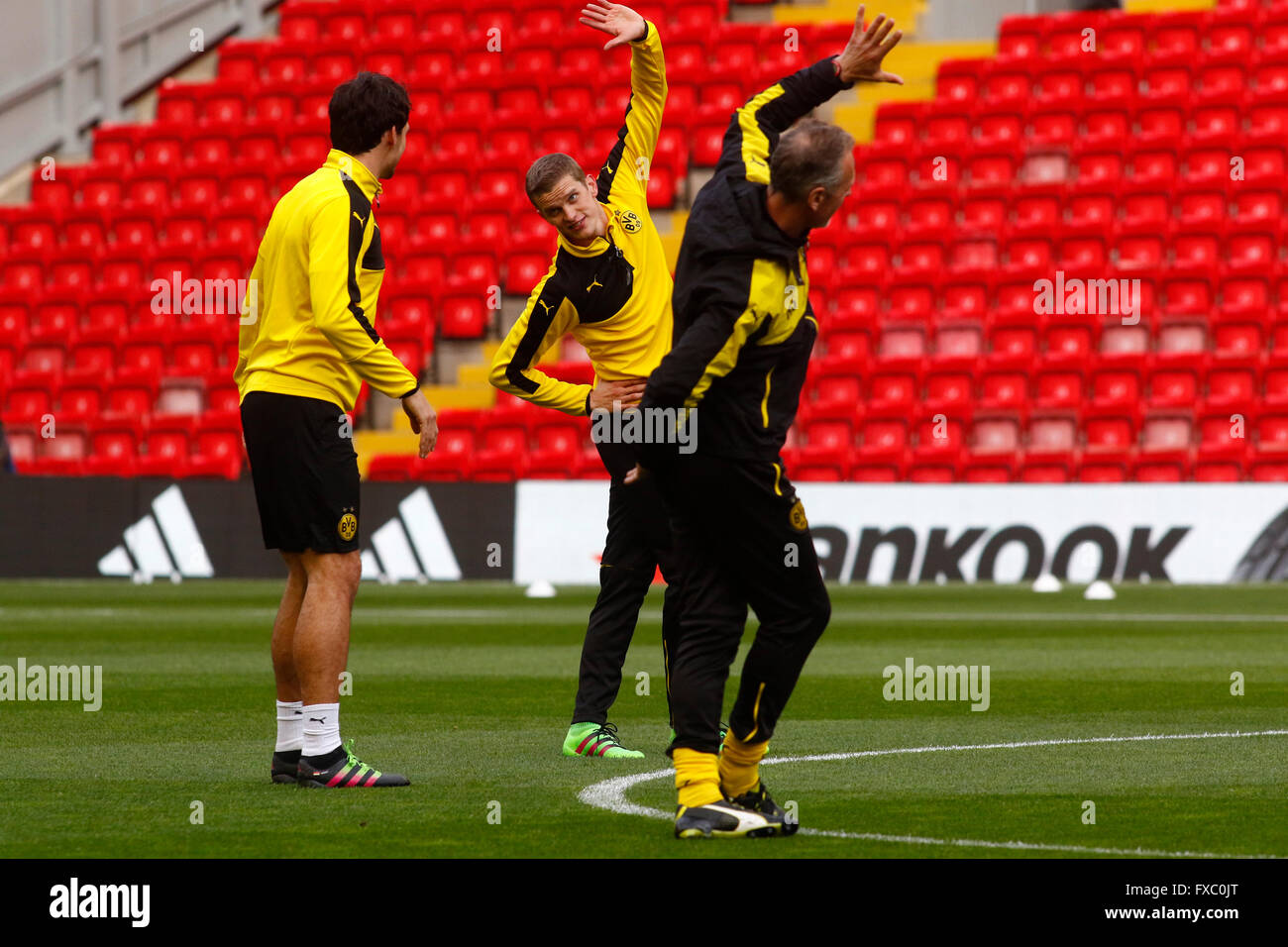 Anfield, Liverpool, Royaume-Uni. 13 avr, 2016. Europa League. Liverpool contre Borussia Dortmund Match pré conférence de presse et la formation. La formation des joueurs du Borussia Dortmund à Anfield avant demain soir's second du quart de finale coupe d'Europe contre Liverpool. Credit : Action Plus Sport/Alamy Live News Banque D'Images