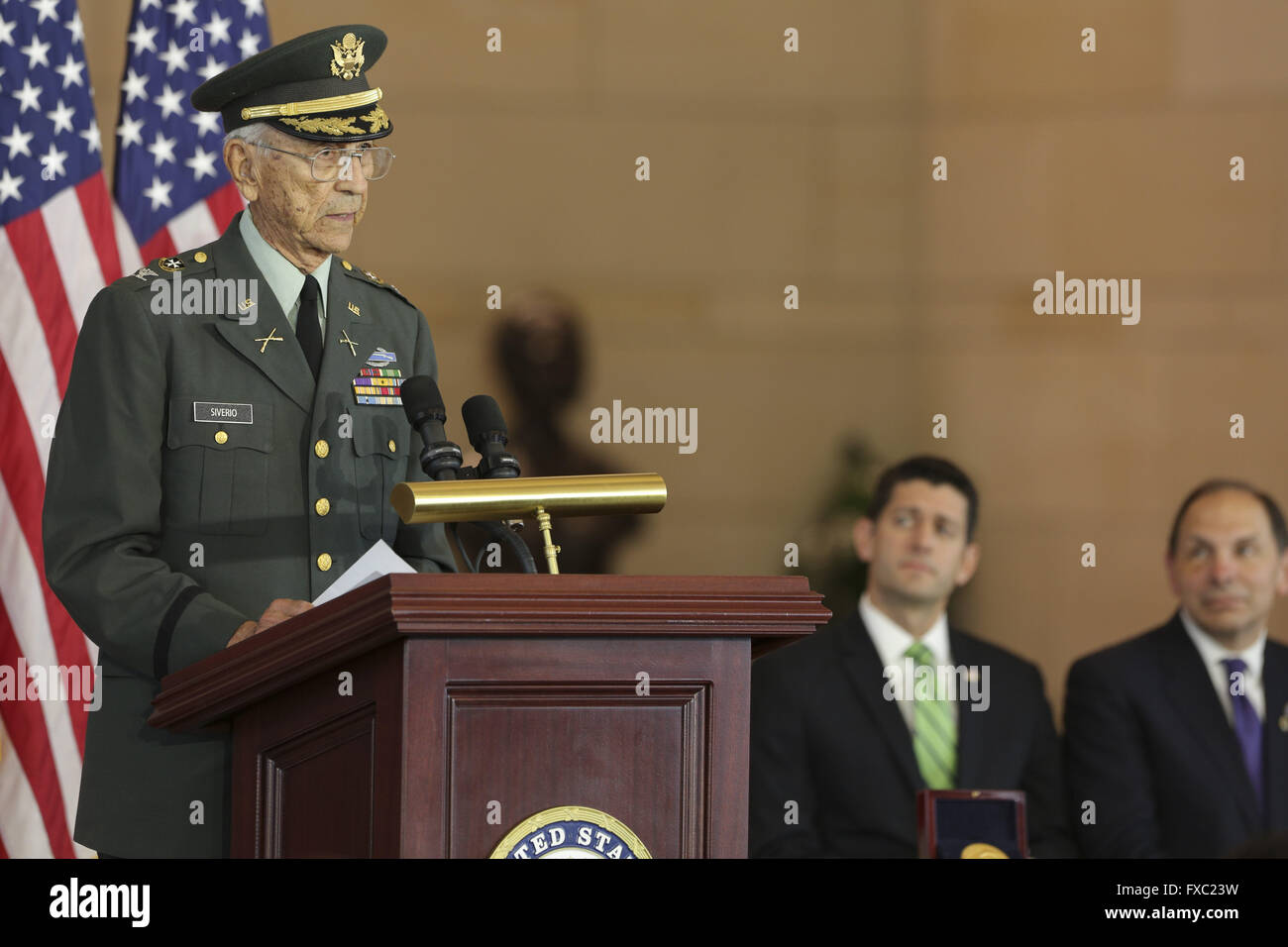 Washington, D.C., USA. 13 avr, 2016. Le colonel Manuel Siverio Sr., parle après réception de la médaille d'or du congrès en l'honneur du 65e Régiment d'infanterie - connu comme les Borinqueneers - pour son service militaire, de dévouement, et de nombreux actes de bravoure face à l'adversité. Credit : Oliver Contreras/ZUMA/Alamy Fil Live News Banque D'Images