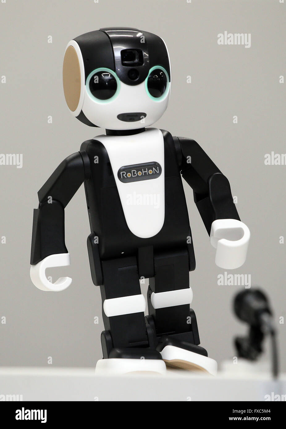 Tokyo, Japon. 14 avr, 2016. Le géant de l'électronique japonais Sharp  affiche le premier téléphone robot RoBoHoN «', smartphone en forme de robot  humanoïde conçu par le célèbre créateur du robot Tomotaka