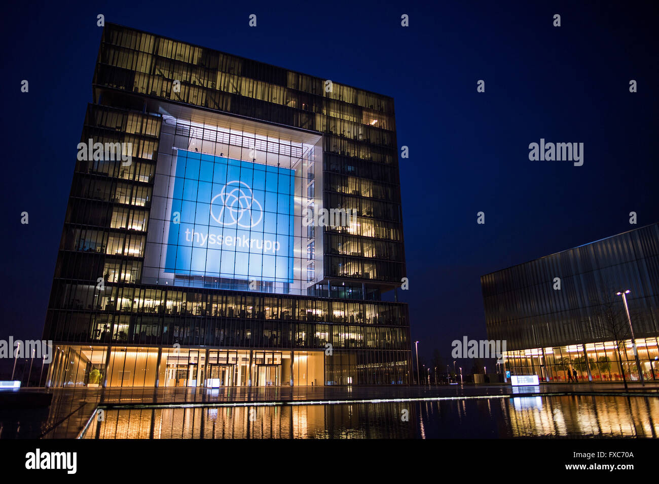 Vue de la siège de ThyssenKrupp, représenté à Essen, Allemagne, 13 avril 2016. En raison de la persistance de la crise dans l'industrie de la fabrication de l'acier,la fusion possible entre Thyssenkrupp Steel et Tata Steel peut prendre forme, d'après les médias. Photo : Marius Becker/dpa Banque D'Images