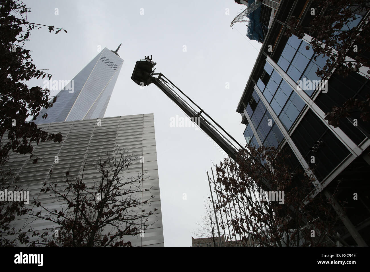 New York, NY, USA. Mar 13, 2016. De bain un rayon descend un photographe qui capturé 343 pompiers volontaires avant la montée des escaliers Pompier NEW YORK au mémorial du 11 septembre à New York. L'événement, qui se tient chaque année à 4 World Trade Center, honore les 343 FDNY les pompiers qui sont morts le 11 septembre ainsi que la mémoire du passé les premiers intervenants et le personnel militaire dans le monde entier.Dans le cadre de l'ascension, les pompiers des 29 membres et quatre pays se sont rendues 72 étages au sommet de l'immeuble près de Ground Zero tandis que vêtus de leur complète. © Krista chenil/ZUMA/Alamy Fil Live News Banque D'Images