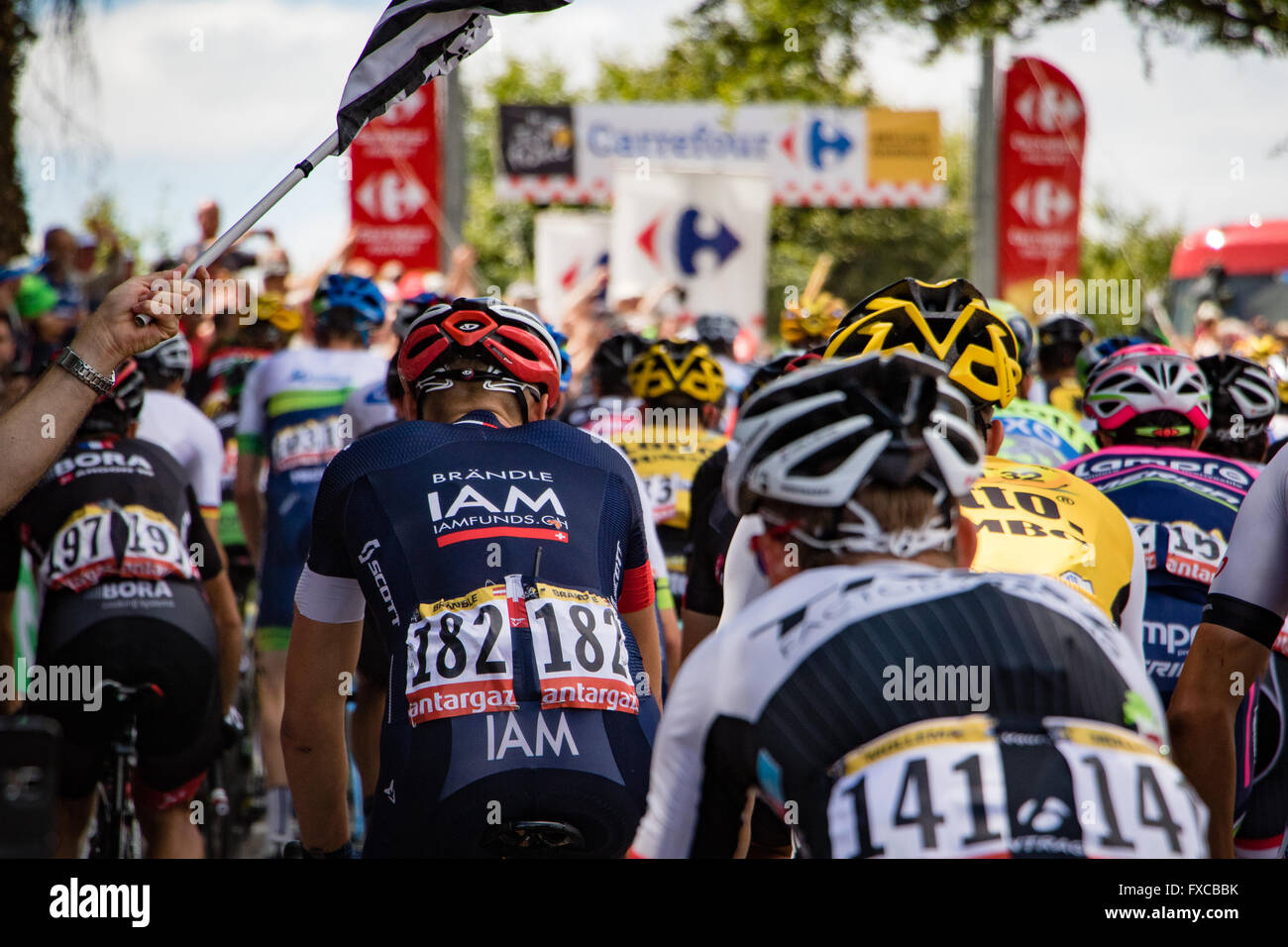 Trebry, France. 11 juillet, 2015. Le peloton catégorie 4 crêtes le Col du Mont Bel-Air, en route de Rennes à Mur-de-Bretagne. John Kavouris/Alamy Live News Banque D'Images