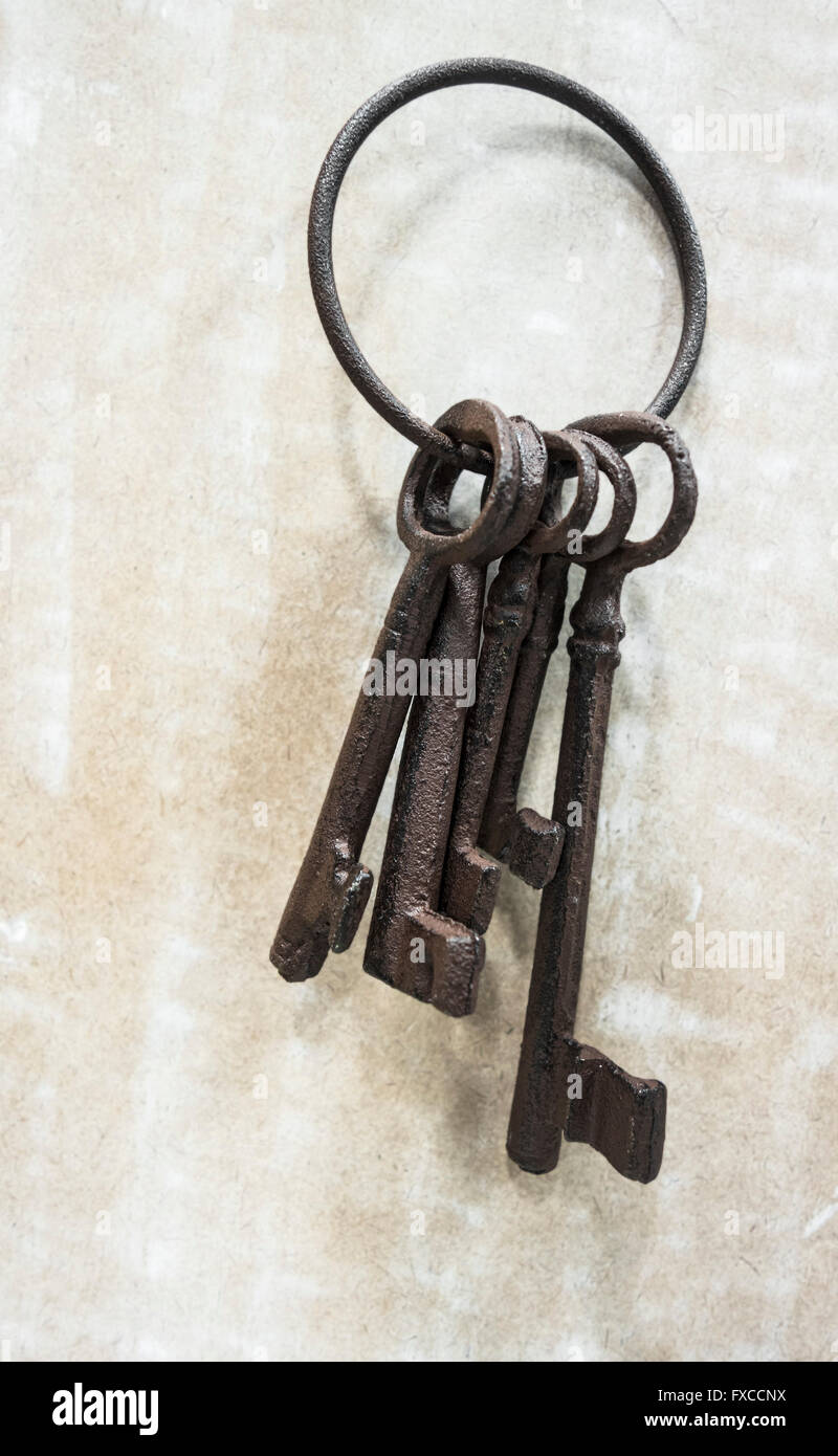 Rusty anciennes clés sur un anneau rouillé avec un arrière-plan en détresse. Banque D'Images