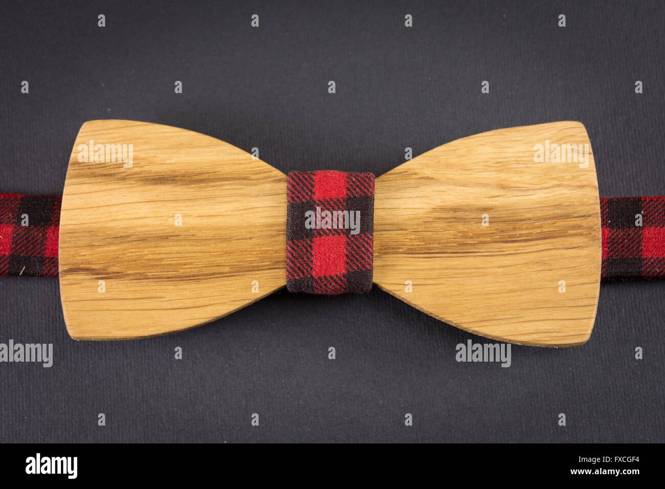 Noeud papillon en bois sur une table en bois Banque D'Images