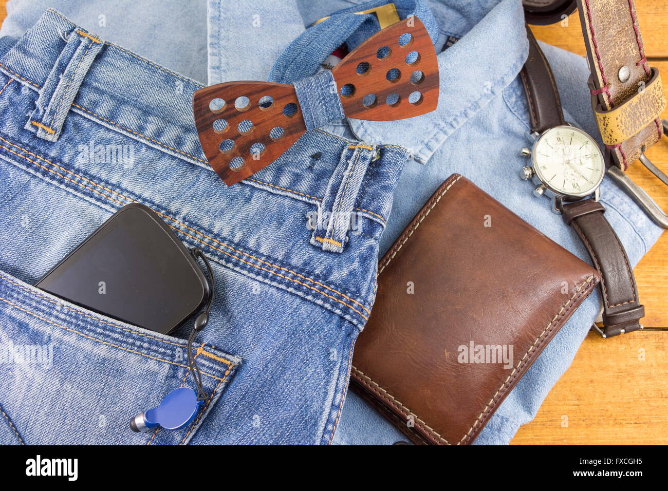 L'homme moderne avec accessoires vêtements de denim bleu Banque D'Images