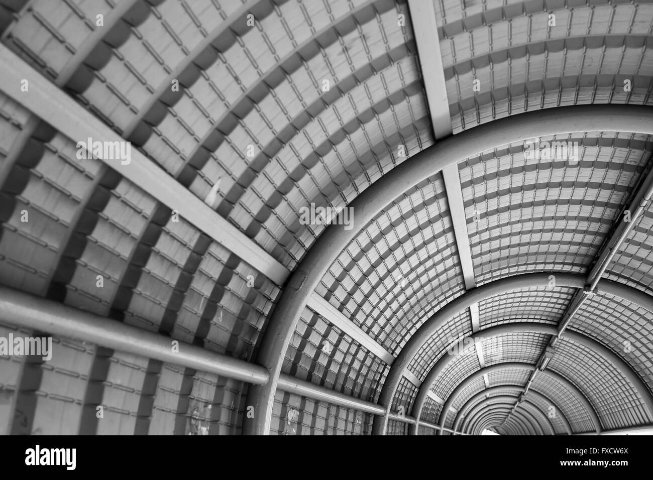 Tunnel de métal noir et blanc Banque D'Images