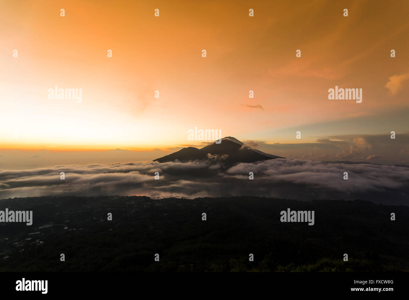 Lever de soleil sur un beau matin du haut du mont Batur - Bali, Indonésie Banque D'Images