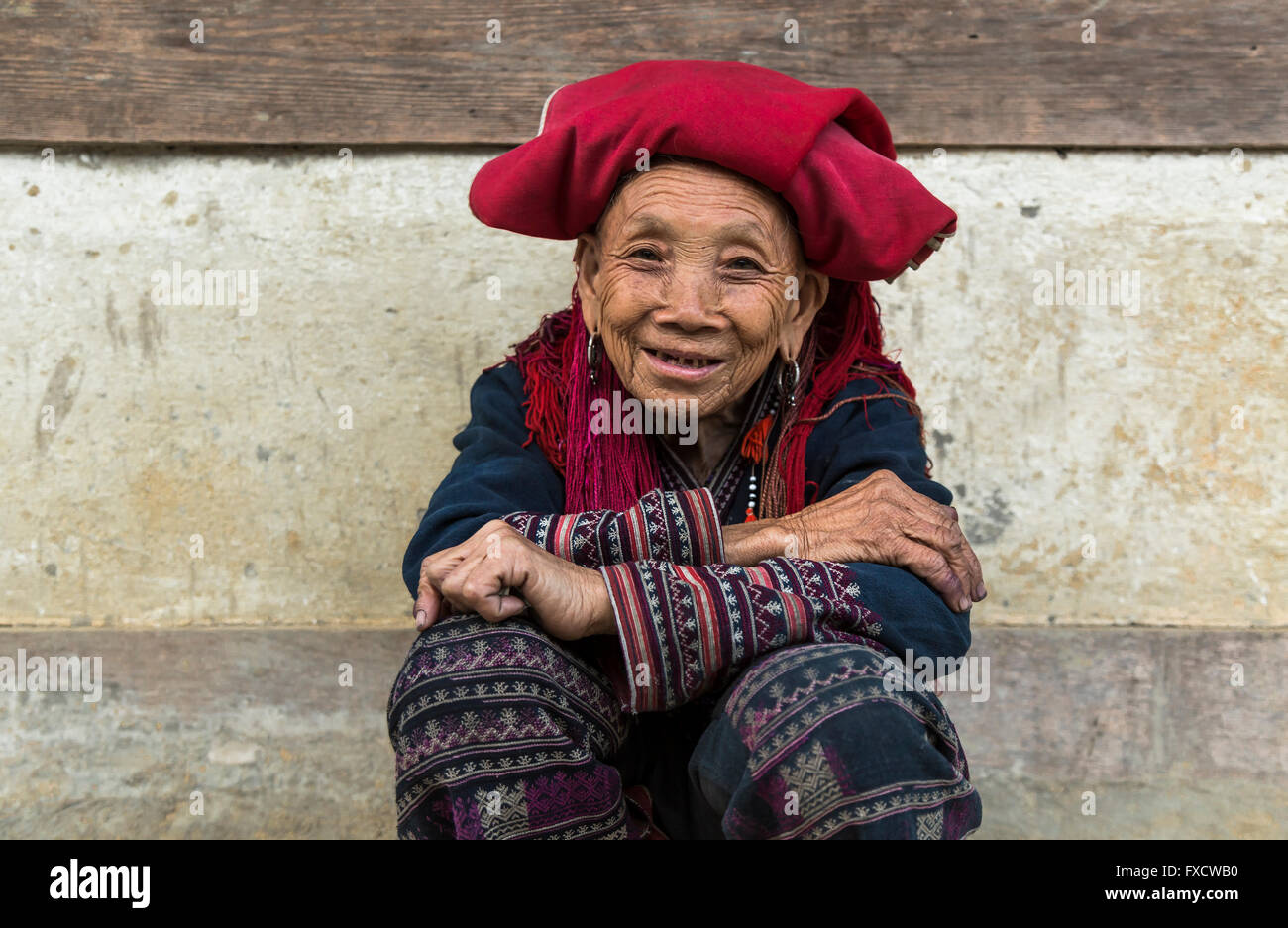 SaPa, Vietnam - Mars 2016 - vieille dame vietnamienne de la tribu Hmong noir. Banque D'Images