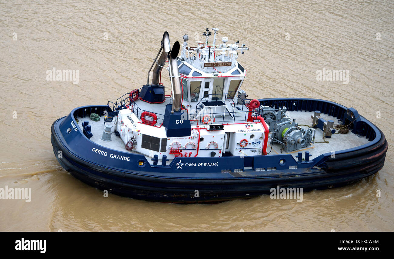 L'un d'une flotte de remorqueurs du Canal de Panama qui travaillent dans le canal de Panama. Banque D'Images