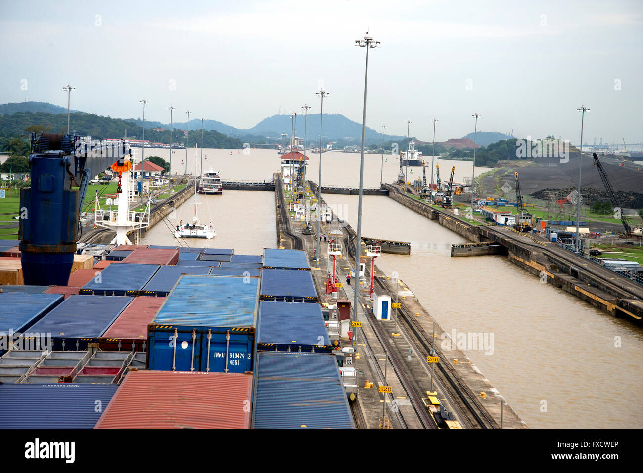 Vue sur le Canal de Panama d'écluses de Gatun et ouvrir la porte. Banque D'Images