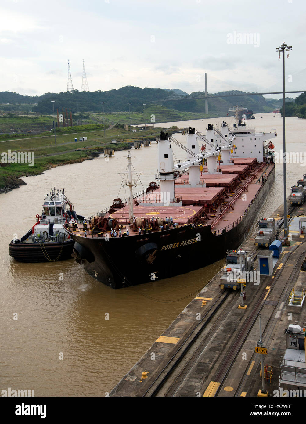 À propos de remorqueur d'escorte de grand bateau, Power Ranger, d'écluses de Gatun. Banque D'Images